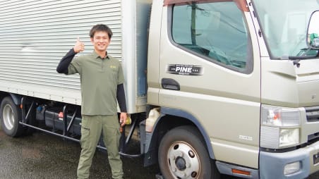 荷物を運ぶスタッフ