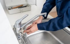 水道工事を行うスタッフ