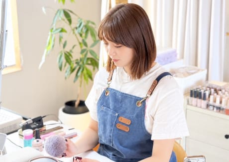 ネイリストがお客さまに施術する様子