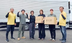スタッフが荷物を運ぶ様子