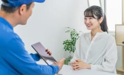 スタッフがお客様へ見積もりを案内する様子