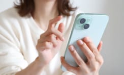 スマートフォンでLINEを操作する様子
